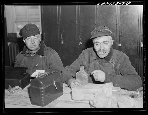 Chicago, Illinois. Chicago and Northwestern Railroad workmen having lunch in their shanty at the repair tracks