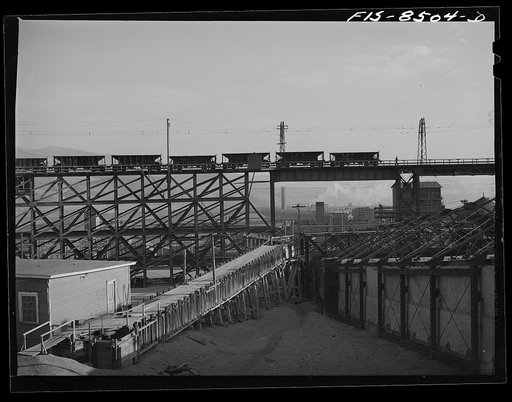 Anaconda smelter, Montana. Anaconda Copper Mining Company. Ore cars pass over the large flues leading to smokestack