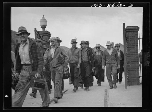 Anaconda smelter, Montana. Anaconda Copper Mining Company. Workmen leaving at end of day