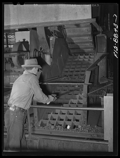 Anaconda smelter, Montana. Anaconda Copper Mining Company. Grating through which particles of manganese concentrate fall and are broken up into smaller particles