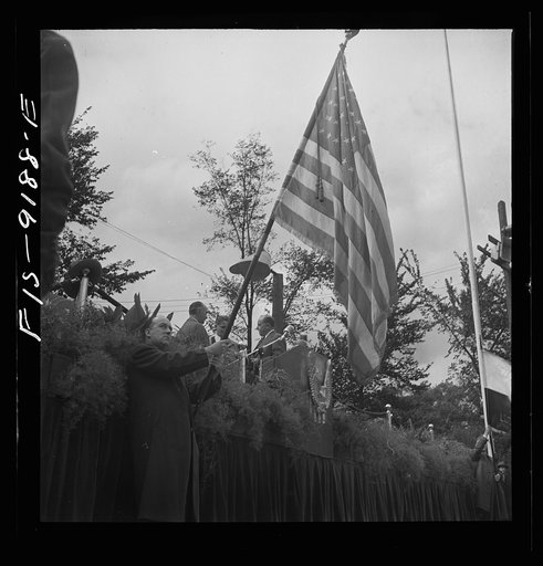Detroit (vicinity), Michigan. Ceremonies at the presentation of the Army and Navy E award to the Briggs manufacturing company. Speakers' platform with the United States flag