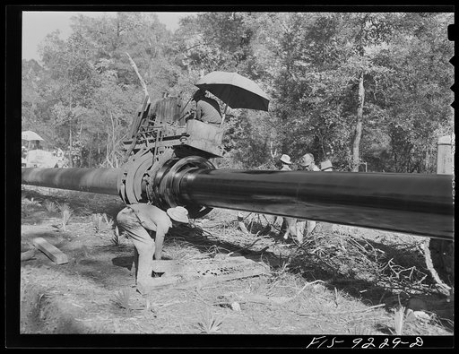 Arkansas-Texas state line to Gurdon, Arkansas. War emergency pipeline from Longview, Texas to Norris City, Illinois. Priming the pipe with hot asphalt paint
