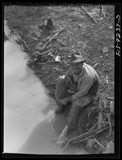 Arkansas-Texas state line to Gurdon, Arkansas. War emergency pipeline from Longview, Texas to Norris City, Illinois. Laborer washing his feet in canal at end of day's work
