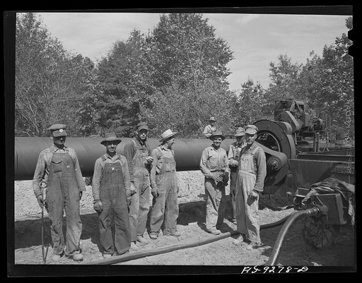 Little Rock, Arkansas to Missouri-Arkansas state line. War emergency pipeline from Longview, Texas to Norris City, Illinois. The doping crew. Pipe in the background has just been wrapped in felt
