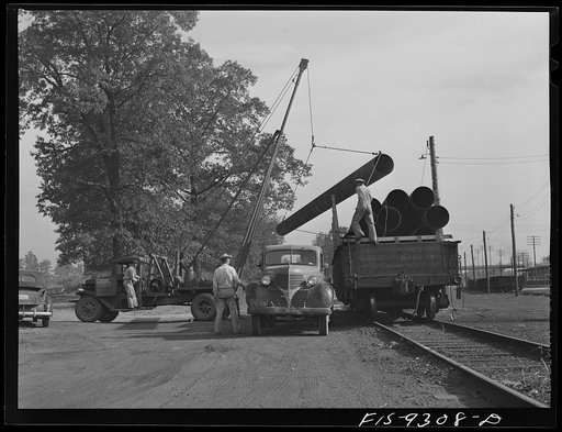Little Rock, Arkansas to Missouri-Arkansas state line. Bald Knob, Arkansas. War emergency pipeline from Longview, Texas to Norris City, Illinois. Loading forty-foot sections of pipe on stringing trucks