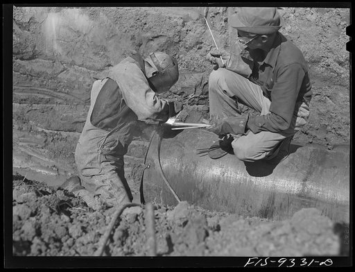 Arkansas-Texas state line to Gurdon, Arkansas. War emergency pipeline from Longview, Texas to Norris City, Illinois. Tack-welding metal cover over end of pipe