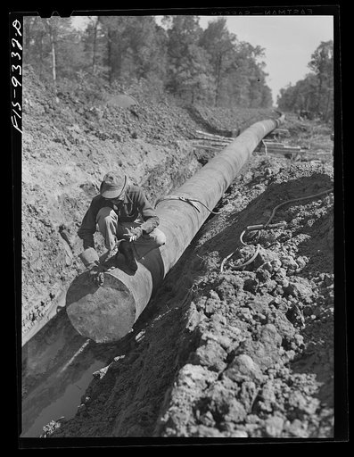 Arkansas-Texas state line to Gurdon, Arkansas. War emergency pipeline from Longview, Texas to Norris City, Illinois. Tack-welding metal cover over end of pipe