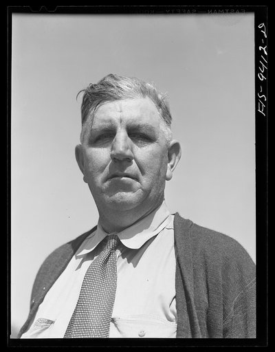 Arkansas-Texas state line to Gurdon, Arkansas. War emergency pipeline from Longview, Texas to Norris City, Illinois. Mike Miles, chief inspector on the walking line
