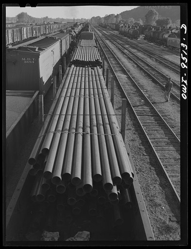 Tulsa, Oklahoma. Pipe for the oil fields in the yards of the Frisco railroad
