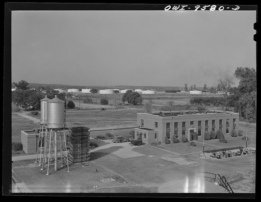 Tulsa, Oklahoma. Pumping station of the Great Lakes pipeline company. The Mid-continent refinery storage tanks are in the background