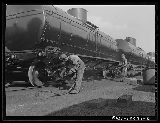 Tulsa, Oklahoma. Painting a tank car at the Mid-continent refinery
