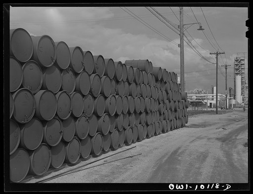 Tulsa, Oklahoma. Barrels of lubricating oil for the Navy at the Mid-continent refinery
