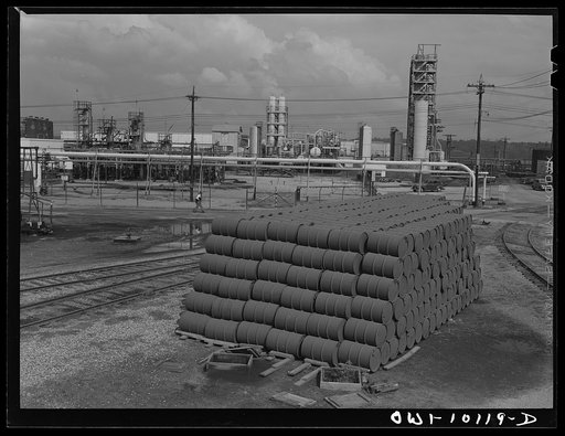 Tulsa, Oklahoma. Barrels of lubricating oil for the Navy at the Mid-continent refinery