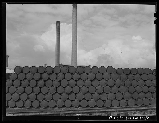 Tulsa, Oklahoma. Barrels of lubricating oil for the Navy at the Mid-continent refinery