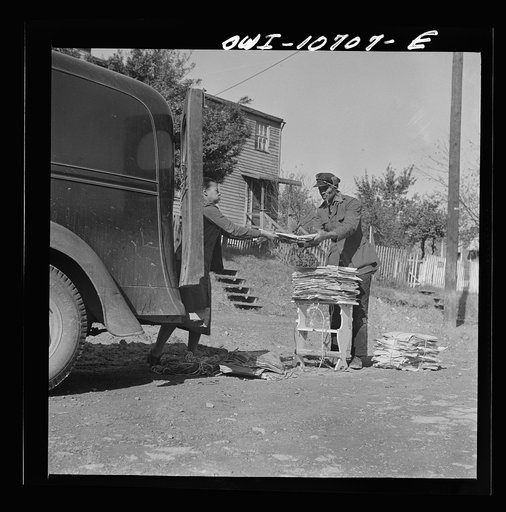 Washington, D.C. Mr. and Mrs. Venue Alsobrook wrapping papers for the government salvage campaign