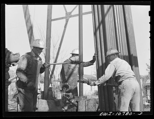 Oklahoma City, Oklahoma. Removing tubing from an oil well in order to replace a leaking section