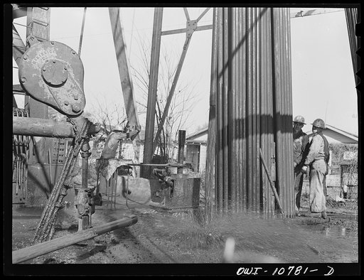 Oklahoma City, Oklahoma. Removing tubing from an oil well in order to replace a leaking section