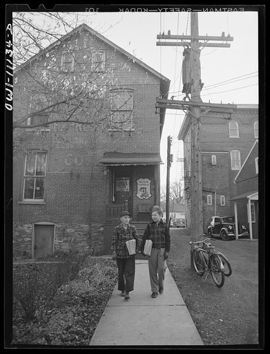 Lititz, Pennsylvania. Most copies of the Lititz Record-express are mailed to subscribers. Newsstand copies are distributed by schoolboys after 3 p.m.