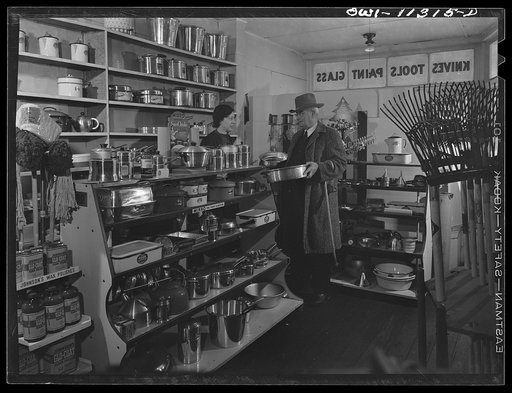 Lititz, Pennsylvania. Mrs. Morris Kreider selling one of the few remaining aluminum roasters to Dr. Posey