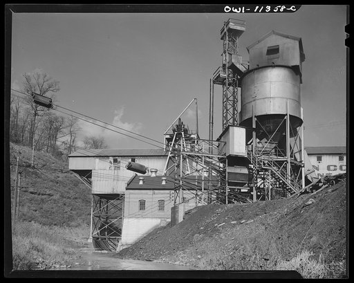 Pittsburgh, Pennsylvania (vicinity). Montour no. 4 mine of the Pittsburgh Coal Company. Tipple and slate conveyor