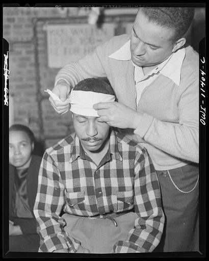 Washington, D.C. First aid class of the air raid warden unit in the Southwest area. Mr. Elmer House, instructor, demonstrating the head bandage