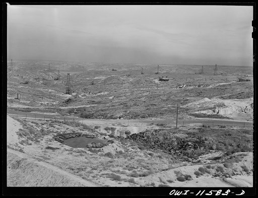 Borger, Texas (vicinity). Oil fields