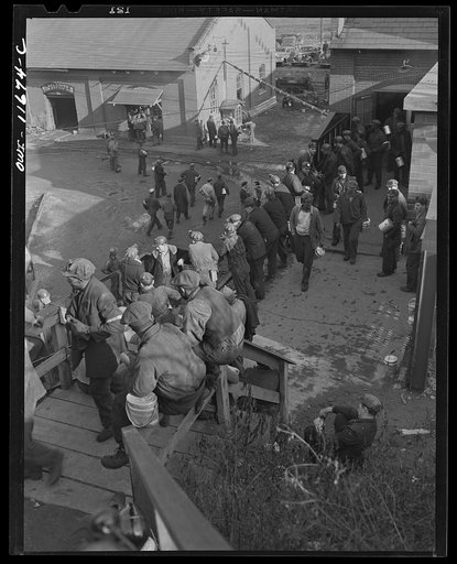 Pittsburgh, Pennsylvania (vicinity). Montour no. 4 mine of the Pittsburgh Coal Company. Change of shifts