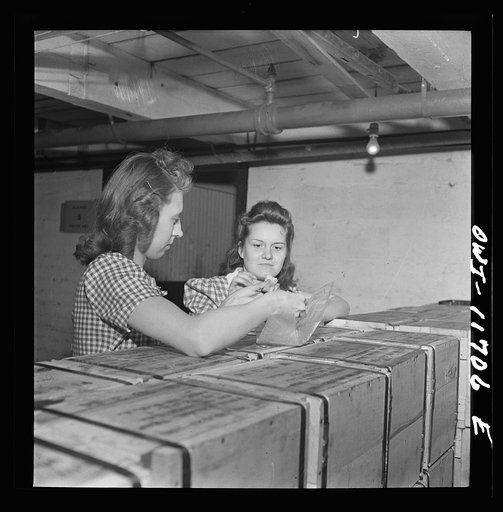 Lititz, Pennsylvania. Employees of the Animal Trap Company eating lunch off packing boxes; canteen accomodations are limited