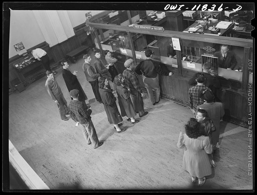 Lititz, Pennsylvania. Farmers' National Bank at noon on Friday when factory workers come in to cash checks and buy bonds. A.D. Douple is behind the cage at right