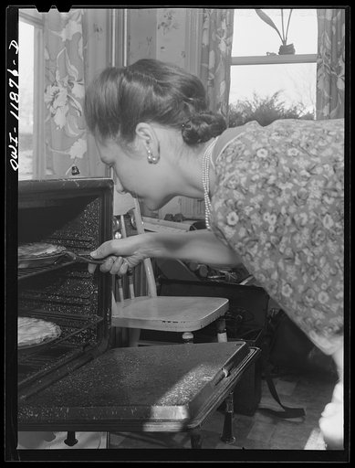 Neffsville, Pennsylvania. Mrs. Earle Landis taking Thanksgiving pies from the oven
