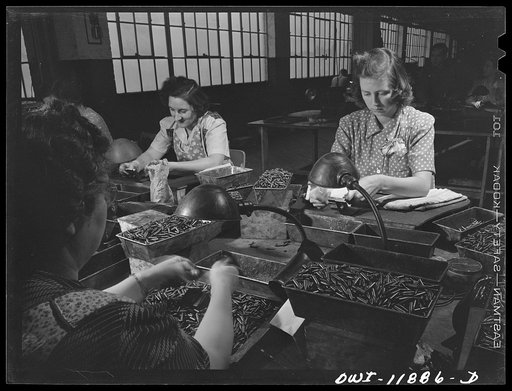Lititz, Pennsylvania. Gauge inspectors at the Animal Trap Company. At right is Mrs. Julian Bachman