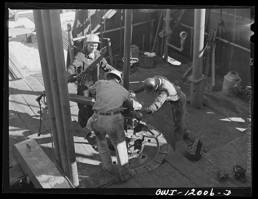 Andrews County, Texas. Pulling pipe on well being drilled