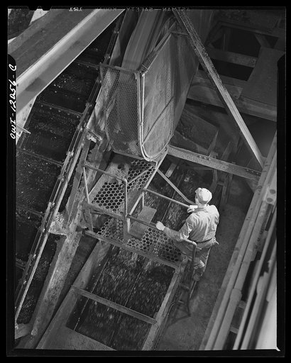 Pittsburgh, Pennsylvania (vicinity). Champion no. 1 coal cleaning plant. Washing coal