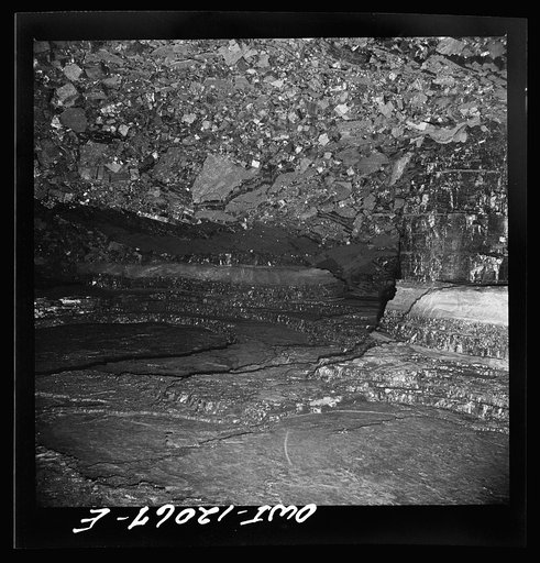 Pittsburgh, Pennsylvania (vicinity). Montour no. 4 mine of the Pittsburgh Coal Company. Mined out area which is being collapsed by pulling out all roof supports and all timbering