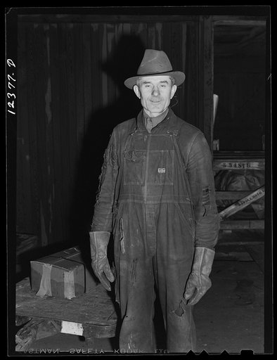 Chicago, Illinois. Workmen employed in the freight house at a Chicago and Northwestern Railroad yard