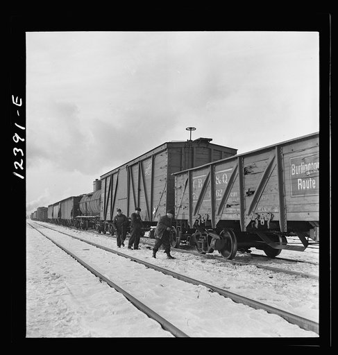 Chicago, Illinois. Workmen going out to inspect journal boxes, brakes, etc. at a Chicago and Northwestern Railroad yard