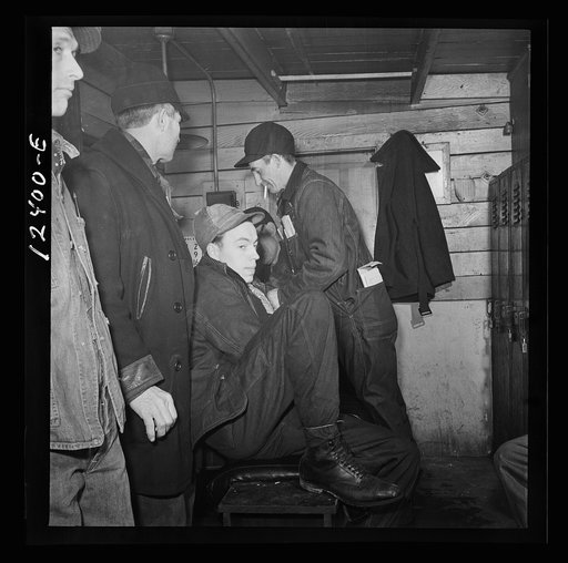 Chicago, Illinois. Switchmen resting for a few minutes in a shanty while waiting for the next train to come into a Chicago and Northwestern Railroad yard