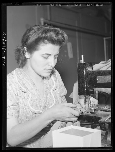 New York, New York. Italian-American garment worker in the N.M. dress shop, which is now making blouses for the Women's Army Auxiliary Corps (WAAC). Workers in this shop are members of the International Ladies Garment Workers' Union