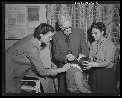 Penasco, New Mexico. Doctor Onstine, of the clinic operated by the Taos County cooperative health association, and Majorie Muller (right), resident Red Cross nurse