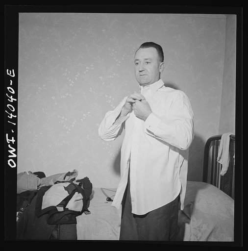 Clinton, Iowa. Clarence Averill, brakeman, washing and changing his clothes. He keeps a clean suit at the rooming house all the time and brings a clean shirt with him when he makes a trip