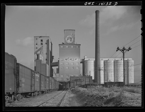 Grain elevator and mill at a railroad siding of the Indiana Harbor Belt Railroad