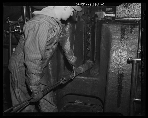 Detroit, Michigan. Steps in the maufacture of casings for 105 mm. shells in the Budd wheel plant. Squeezing the red end of the bar successively between two dies