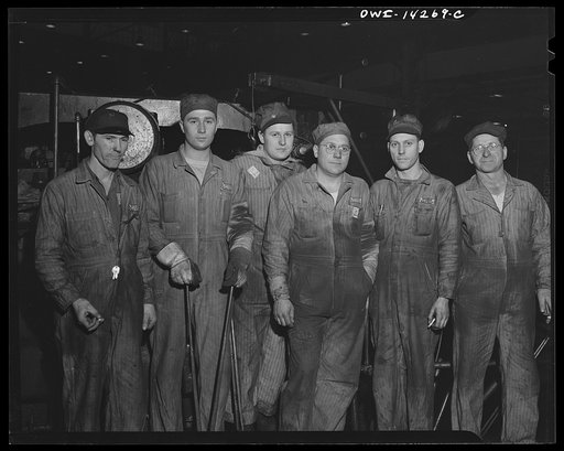 Detroit, Michigan. Steps in the maufacture of casings for 105 mm. shells in the Budd wheel plant. Typical forging crew