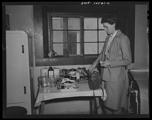 Penasco, New Mexico. Nurse Marjorie Muller of the clinic operated by the Taos County cooperative health association packing her bag to go on a house call