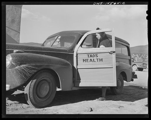 Penasco, New Mexico. Nurse Marjorie Muller, of the clinic operated by the Taos County cooperative health association, starting out on a call