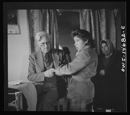 Penasco, New Mexico. Doctor Onstine making an examination in the clinic operated by the Taos County cooperative health association