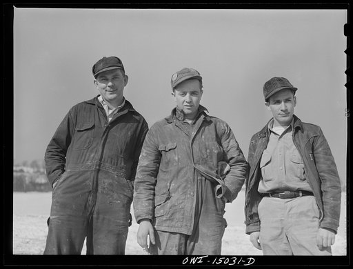 Pennsylvania section of the war emergency twenty-four inch pipeline to carry oil from Texas fields to eastern refineries, completed in July, 1943. Members of the laying gang