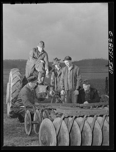 Rio Grande, Gallia County, Ohio. Vinton Kerr, local farmer, instructing men in operation of tractor at Rio Grande College