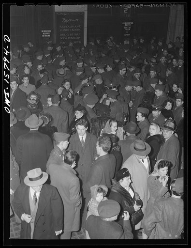 Chicago, Illinois. Parents and friends seeing soldiers off at Union Station on Sunday night, on their way back to camp after a weekend furlough