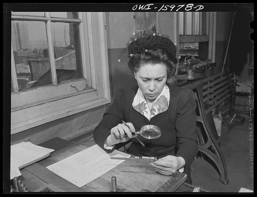 New York, New York. Industrial training for war work offering to women by New York University under United States Government sponsorship. Former housewife learning to measure objects to a thousandth of an inch with precision instruments